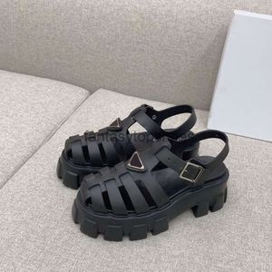 Praddas Pada Prax PRAX PLAGDE BLACK Gladiator Monolith Rubber Sandals Triangle lisse en cuir Chaussures Femme Luxury Designer Cornue de cheville