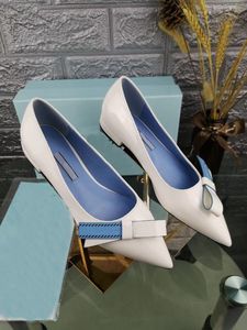 Pradity Luxury Hot Sale-moda Hermoso arco Diseñador Zapatos de mujer Azul Negro Blanco Tacón 2 cm Vestido de novia de gran tamaño en punta alta 35-40