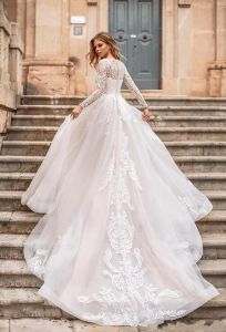 Princesse manches longues robe de mariée une ligne Tulle robes de mariée chapelle train dentelle Appliques Designer Collection robes sur mesure