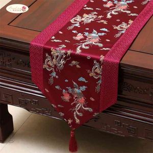 Fier Rose Style chinois Satin Table Runner Tissu Home Decor Drapeau avec couverture créative de gland 210708