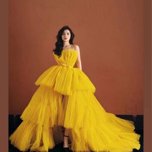 Puffy High Low Yellow Prom Dresses Short Front Long Back Tulle Spaghetti Straps Vestidos de noche formales Falda escalonada Desfile Ocasión especial Vestido para mujeres niñas