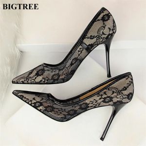 Pompes 2023 Sexy Black Flower Lace Mesh Pumps Femmes Points Fashion Party Shoes Show Thin High Heels Chaussures Chaussures de bureau Femme Sixon