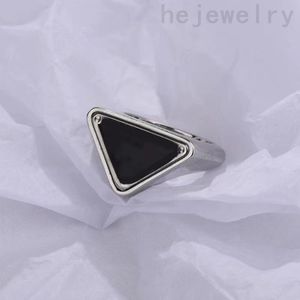 Punk Mens Triangle Diseñador Anillos para mujeres Hiphop Black Love Enamel Letter Ring Collection Silver Color Bague Finis