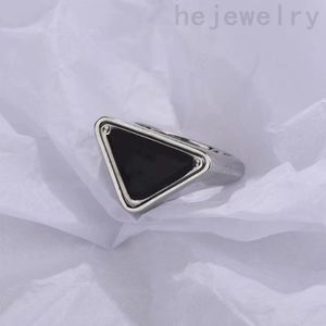 Punk Mens Triangle Designer Anneaux pour femmes Hiphop Black Love ENAMEL LETTRE COLLECTION COLOR Silver Couleur Finition Couple de luxe Rague de luxe Bijoux classiques ZB040 B4