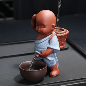 Purificateurs Purpet Sand Tea Pet à la pipe Petit moine Ornements Creative Pee Child Doll Spray Water Ceramic Fig Crafts Thé Filtre Accessoire