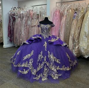 Satin violet au large de l'épaule Quinceanera robes appliques dorées robe de bal sweet seize robes de fête de bal Ruffels tulle vestidos