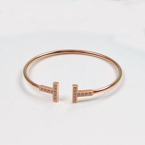 Pulsera de tenis de diamantes de oro de diseño clásico de calidad Chapado en oro en forma de T Brazalete de plata abierto para hombres Pulseras de acero de titanio al por mayor