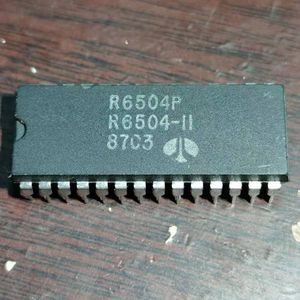 R6504P. Puces de circuit intégré de microprocesseur R6504AP / R6504 6504B MOS6504B, PDIP28 / ancien processeur IC de processeur Vintage 8 bits double en ligne 28 broches CI de boîtier en plastique 6504