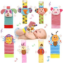 Hochets Mobiles 4PcsSet Doux Bébé Hochet Jouets Foot Finder Chaussettes Poignets Hochets Activité Présent Cadeau pour les Bébés nés 012 Mois 230901