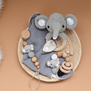 Sonajeros Móviles Venta al por mayor Crochet Elephant Series Bib And Baby Rattle Teethers Set Wodden Pulsera Clips de chupete de algodón para niños Juguetes 230525