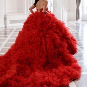 Vestido de fiesta hinchado rojo 2024 Volantes sin tirantes con gradas Ropa de noche de celebridades Volver con cordones Vestidos de desfile para niñas por encargo t Robe De Soiree