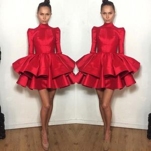 Vestidos de fiesta cortos rojos Cuello alto Satén con gradas por encima de la rodilla Una línea Vestido de fiesta de cóctel hinchado Chicas adolescentes Mangas largas Vestidos para ocasiones especiales