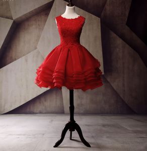 Robe de mariée courte rouge en dentelle, Mini robe de mariée trapèze avec boutons appliqués, volants à plusieurs niveaux, col rond, robe de concours, 2023