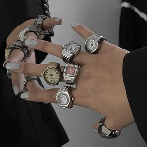 Retro Hiphop Dinger Ring Watch Elastic Watchband Dial Quartz Silver Mini Ring Watch Men Femmes