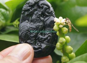 Jade vert foncé naturel sculpté à la main. Le pendentif collier coq rétro de forme ovale.