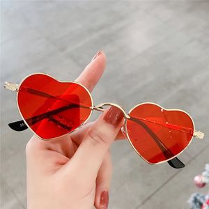 Retro Pequeño Metal Mujeres Gafas de sol rojas Diseño de marca Corazón rosado Marco en forma encantadora Gafas de sol Día de San Valentín Regalo Sombras UV400 240226