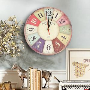 Horloge murale en bois rétro
