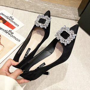 Femmes en strass 113 Fashion Square Boucle Bridesmaid Wedding Chaussures Flock Solided Toe Stiletto pompes French High Heels 240125 SS