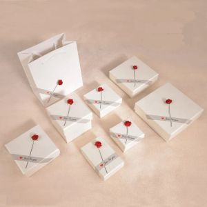 Anillos 10 piezas cajas de empaque de joyería de kraft blanca con flores de rosa algodón relleno de anillo de arete mate cajas de regalo