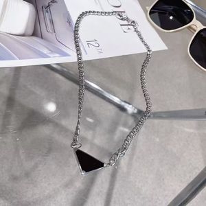 Collares románticos mujeres amor cadenas diseñador hip hop joyería libre elegante triángulo negro carta colgante fresco punk aleación plateado collar de plata diseñadores ZB011 F23
