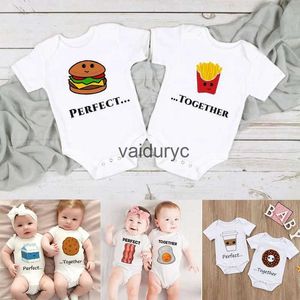 Rompers Perfect Together Twin Baby Clothes Funny Twins Tenues Romper Boy Girl Douche Cadeau d'été Bodys Bodys Bodys Bodys Bodys Body / Sister H240508