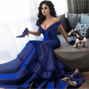 Vestidos de fiesta musulmanes azul real 2020 Sirena con cuello en V profundo con hombros descubiertos Organza con gradas Dubai Arabia Saudita Vestido de noche largo sexy robe de soiree