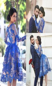 Vestidos de cóctel de encaje de manga larga transparente azul real 2019 Elegante escote redondo hasta la rodilla Una línea Vestido de fiesta corto Vestido de fiesta H8237052