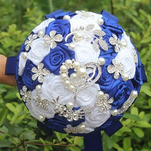 Bouquet de mariage de fleurs artificielles de roses blanches bleues royales tenant des fleurs avec broche en diamant et perles en cristal, Bouquets de mariée décoratifs W125-3
