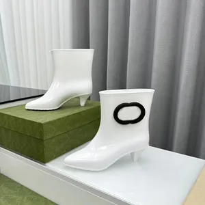 Botas de lluvia vulcanizadas de goma Bota de diseñador de moda para mujer Zapatos impermeables de tacón bajo de 5,5 cm Bota de tobillo integrada de color jalea blanca y negra puntiaguda informal