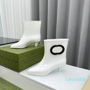 Botas de lluvia vulcanizadas de goma para mujer, zapatos impermeables de tacón bajo de diseñador, bota de tobillo integrada de color gelatina blanca y negra informal