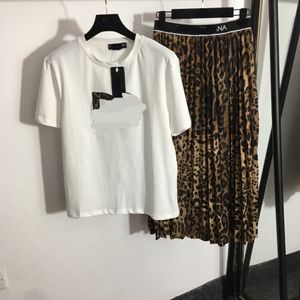 Pista Summer Leopard estampado estampado para mujeres Sets de dos piezas Fashion Fashion Sorth Manga Bordery Letters T Shirt and Midi Skirt Traat