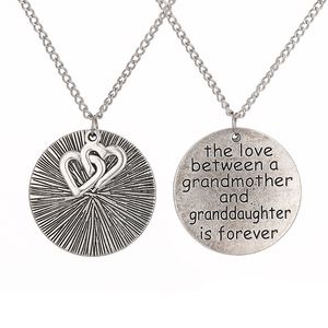 S2767 Joyería de moda Collar con letra grabada El amor entre una abuela y una nieta Collar con colgante de corazón circular
