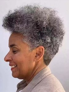 sel et poivre argenté gris coiffes humaines, perruques, coiffure audacieuse et modérane bord bouclé gris chairhaircut wit nuche et longs curls naturels pour les femmes matures