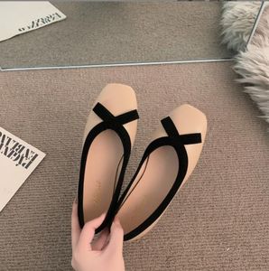 Sandalias diseñador de la marca de moda Bowtie Mujeres Jelly Shoes Sweet Slip On Bow-knot Flat Mujer Summer Beach Flip Flops