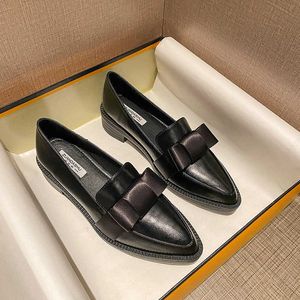 Sandalias 2022 Retro Bowknot Oxfords Mujer Pisos Slip On Tacones gruesos Mocasines Británico Punta estrecha Zapatos de cuero pequeños Mujeres Tallas grandes 40/42 0923