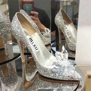 Sandales 2023 Chaussures de mariage européennes femelles White Drill Rhingestone Crystal Stiletto Point Red Bridal Shoes Fashion High Heels J240126