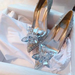 Sandales 2023 Nouveaux talons hauts de mariage Chaussures pour femmes Pumps diamant Pumps Cendrillon Chaussures en cristal rinestone pointu à orteil Sliver de paillettes J230222