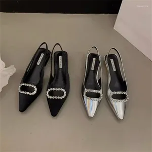 Sandalias 2024 Moda Mujer Verano Zapatos de tacón sexy para mujer Punta puntiaguda Tacones bajos Damas Plata Lujo