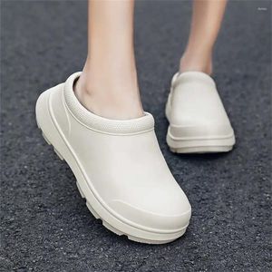 Sandalias Zapatillas de cocinero Zapatos chinos de verano Mujeres sin tacones Zapatillas deportivas Marcas globales Precio pequeño verano