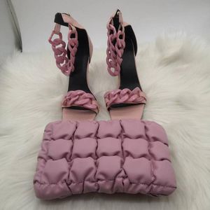 Sandalias Diseñador de lujo Bombas de mujer Bombas de cadena grande Tacones altos y bolso plisado Conjunto de 10 cm Zapatillas rosadas Zapatos a juego Sandalias de hombro