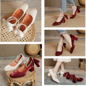 Sandales Robe Chaussures Mariage Mariée Pompes blanches Sandale à talons hauts Marque Femmes Talons hauts pointus cristal cheville sangles slingback avec boîte