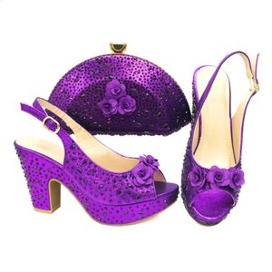 Sandalias Último diseño italiano Estilo de moda Zapato de mujer con bolso a juego Conjunto Zapatos nigerianos y en color morado para fiesta 230713