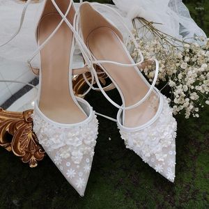 Sandales d'été en dentelle blanche faite à la main, chaussures à talons hauts fins, chaussures de mariage, robe de banquet, assorties à tout pour femmes