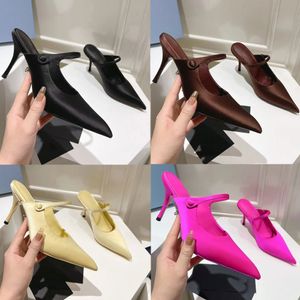 Mules à talons hauts en satin Le style noir 1I483N joue avec des lignes allongées audacieuses qui partent de la tige pointue 24ss nouvelles sandales de style défilé Talons hauts pointus 35 42