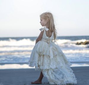 Vestidos de desfile de princesa de marfil de encaje satinado para niñas Correas de cinta Cristales de abalorios Vestidos de niñas de flores Alto Bajo Boho Boda en la playa Nupcial