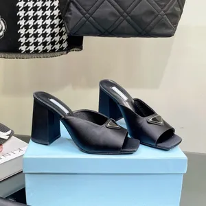 Zapatillas con punta abierta en forma de triángulo de seda satinada, sandalias con diapositivas de mula negras, tacones gruesos, zapatos de tacón en bloque, suela de cuero de diseñador de lujo para mujer, calzado de fábrica de 10 cm