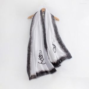 Foulards Coton Lin Écharpe Pour Femmes Noir Blanc Floral Fleur Imprimer Foulard Femme Hijab Sprint Automne Mode Lumière Long Châle Wraps