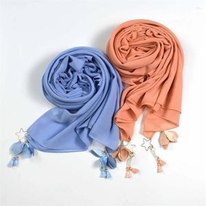 Écharpes personnalisées en mousseline de soie unie Hijab écharpe avec pendentif fleur gland femmes musulmanes fantaisie châles en métal faits à la main