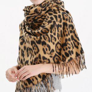 Écharpes Luxury Laine Poncho Femmes Designer Leopard Print Pachmina foulards et châles Mesdames Hiver Couche chaude couverture douce Cape 200cm 230811