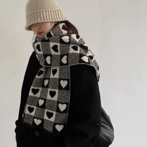 Écharpes Laine tricotée écharpe amour coeur écharpe noir blanc Plaid écharpe épaissie chaud hiver femmes foulards cadeaux de noël 231204